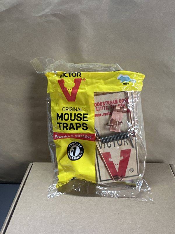 Victor Metal Pedal Mouse Trap w/wood base - 4 COUNT