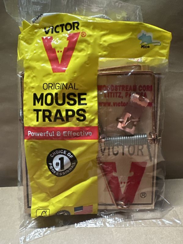 Victor Metal Pedal Mouse Trap w/wood base - 4 COUNT