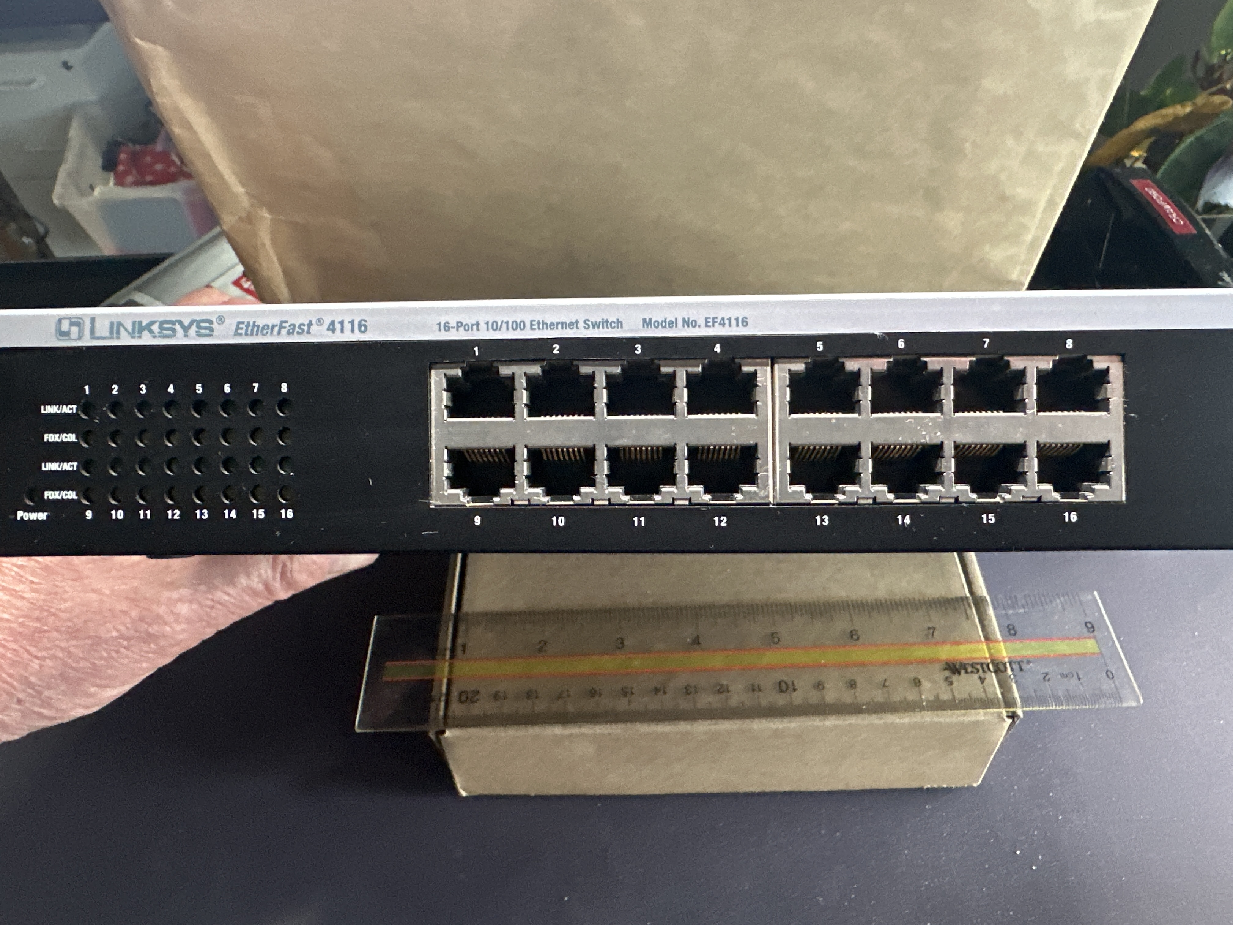 Linksys EtherFast EF4116 16-Port 10/100 Ethernet Switch — photo 2