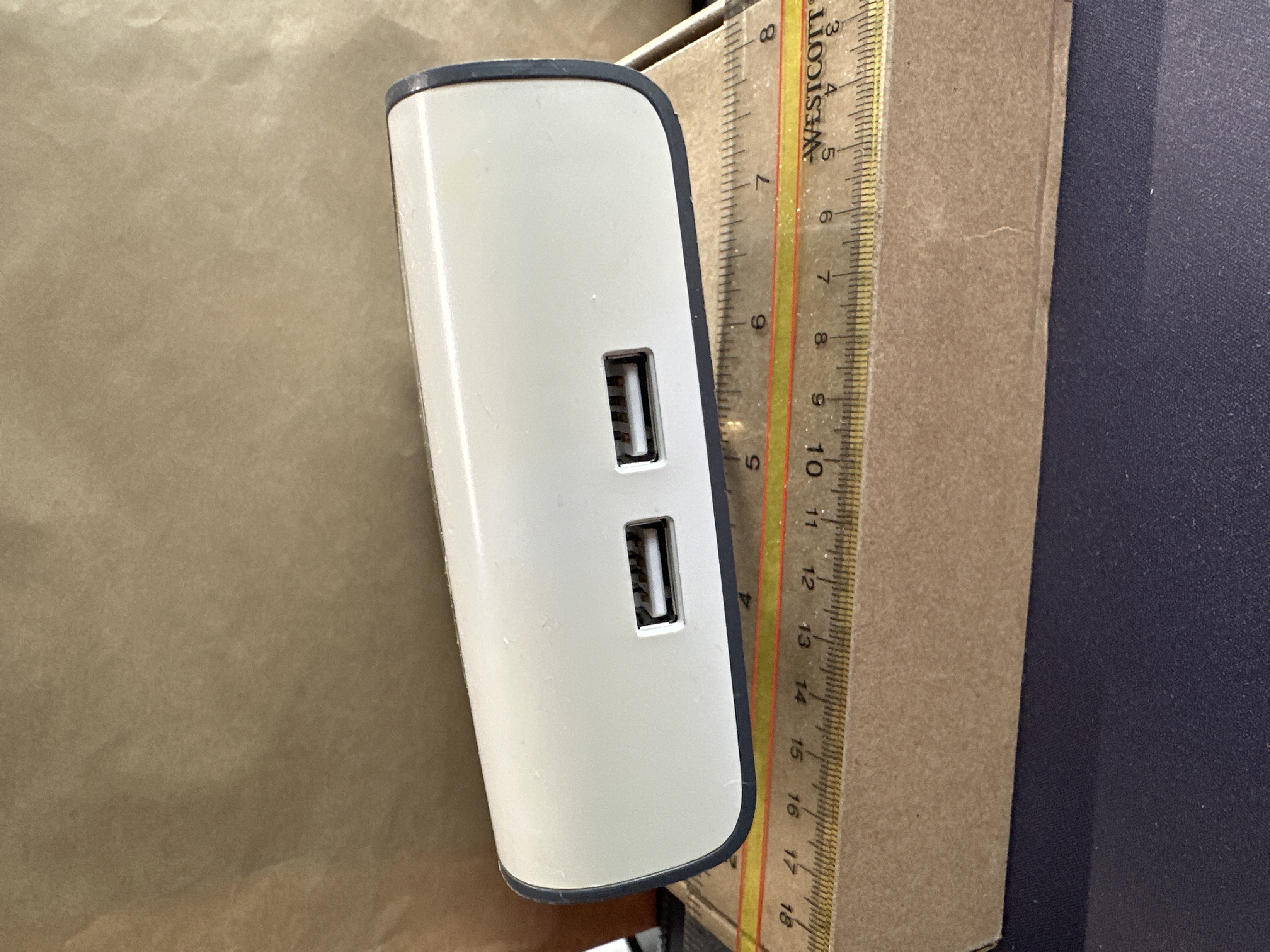 Belkin 900J Wall Surge Protector with 6 Outlets and USB Charging — photo 1